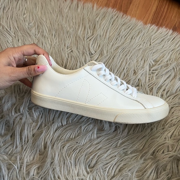 Woman’s Veja Esplar Sneakers Size 5. Worn twice - Picture 2 of 4